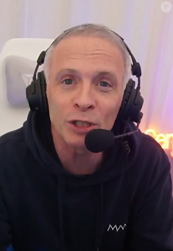 Pendant ce temps, les internautes tentaient de le prévenir dans le chat sans qu’il le remarque.

Capture Instagram - Samuel Etienne