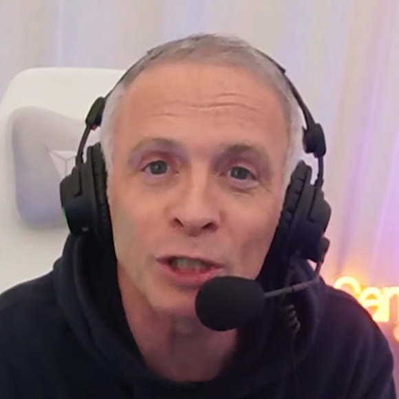 Pendant ce temps, les internautes tentaient de le prévenir dans le chat sans qu’il le remarque.

Capture Instagram - Samuel Etienne