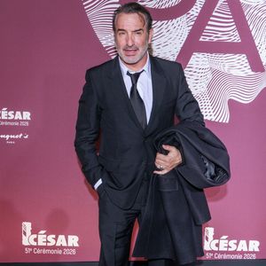 Jean Dujardin pose à son arrivée au dîner de gala organisé à l'issue de la 51e cérémonie des César, qui s'est tenue au célèbre restaurant Fouquet's à Paris le 26 février 2026. Photo de David Boyer/ABACAPRESS.COM