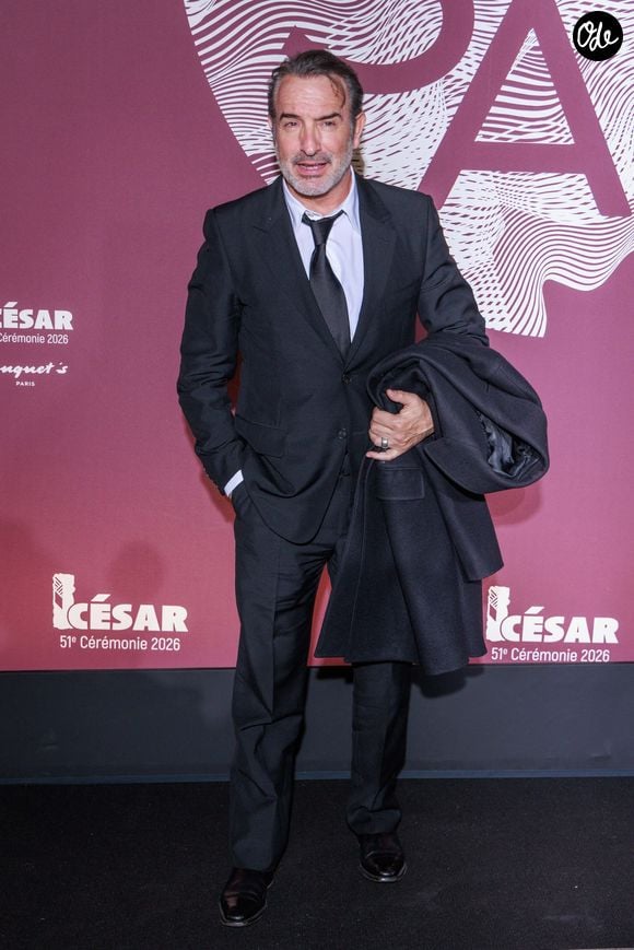 Jean Dujardin pose à son arrivée au dîner de gala organisé à l'issue de la 51e cérémonie des César, qui s'est tenue au célèbre restaurant Fouquet's à Paris le 26 février 2026. Photo de David Boyer/ABACAPRESS.COM