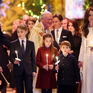 Le prince de Galles, le prince George, la princesse Charlotte, le prince Louis et la princesse de Galles tiennent des bougies pendant l'office Royal Carols - Together At Christmas à l'abbaye de Westminster à Londres le vendredi 8 décembre 2023.
