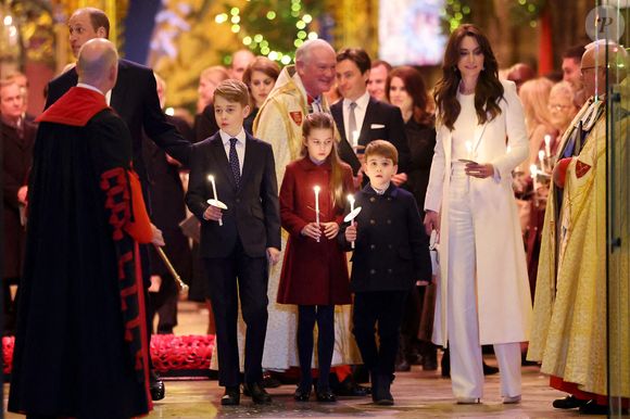 Le prince de Galles, le prince George, la princesse Charlotte, le prince Louis et la princesse de Galles tiennent des bougies pendant l'office Royal Carols - Together At Christmas à l'abbaye de Westminster à Londres le vendredi 8 décembre 2023.