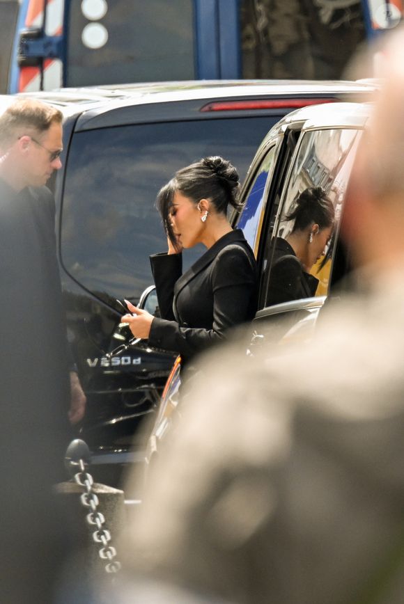 La star américaine Kim Kardashian, avec sa mère Kris Jenner et son avocat Michael Rhodes, est arrivée au procès de la rue tronchet des "Papys braqueurs" au palais de justice de Paris, France, le 13 mai 2025. La star américaine doit décrire cette nuit qui l’a «traumatisée», selon ses mots, 9 hommes et 1 femme sont jugés, soupconnés d'avoir participé au casse du siècle, en dérobant à la star 9 millions d'euros de bijoux dans la nuit du 2 au 3 octobre 2016. © Bestimage