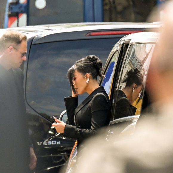 La star américaine Kim Kardashian, avec sa mère Kris Jenner et son avocat Michael Rhodes, est arrivée au procès de la rue tronchet des "Papys braqueurs" au palais de justice de Paris, France, le 13 mai 2025. La star américaine doit décrire cette nuit qui l’a «traumatisée», selon ses mots, 9 hommes et 1 femme sont jugés, soupconnés d'avoir participé au casse du siècle, en dérobant à la star 9 millions d'euros de bijoux dans la nuit du 2 au 3 octobre 2016. © Bestimage