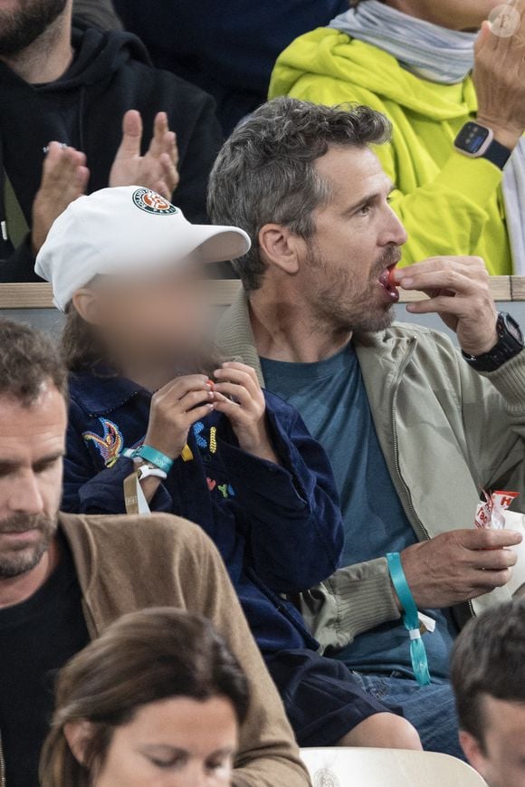 Même chose pour Louise, qui s’est rendue à Roland-Garros pour la première fois avec son père en 2025

Guillaume Canet et sa fille Louise dans les tribunes lors des Internationaux de France de Tennis de Roland Garros 2025, à Paris, France, le 5 juin 2025. © Jacovides-Moreau/Bestimage