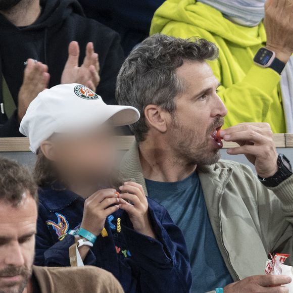 Même chose pour Louise, qui s’est rendue à Roland-Garros pour la première fois avec son père en 2025

Guillaume Canet et sa fille Louise dans les tribunes lors des Internationaux de France de Tennis de Roland Garros 2025, à Paris, France, le 5 juin 2025. © Jacovides-Moreau/Bestimage