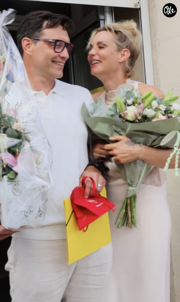 Le jour J, direction la mairie où leur mariage civil avait été célébré

Elodie Gossuin et bertrand Lacherie lors de leur cérémonie de renouvellement de voeux à l'occasion de leurs 20 ans de mariage - Instagram