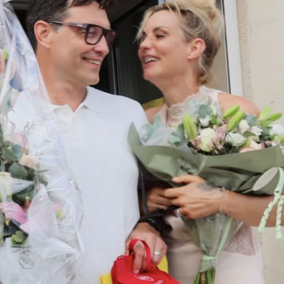Le jour J, direction la mairie où leur mariage civil avait été célébré

Elodie Gossuin et bertrand Lacherie lors de leur cérémonie de renouvellement de voeux à l'occasion de leurs 20 ans de mariage - Instagram