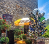 Les plaisirs est une table saluée par le guide Michelin, installée dans cette ancienne maison du clan Brasseur, au centre de village médiéval de Peillon (non loin de Nice).
Entrée restaurant Les Plaisirs © Instagram