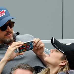 Actuellement à l'abri des regards dans la ville Lotoise, le couple serait en pleine répétition pour les besoins du long-métrage qui devrait "débuter d'ici la fin du mois".

Marion Cotillard et son compagnon Guillaume Canet, Jean Dujardin et sa femme Nathalie Péchalat dans les tribunes lors de la finale messieurs des internationaux de France de tennis de Roland Garros 2019 à Paris le 9 juin 2019. © Jacovides-Moreau/Bestimage