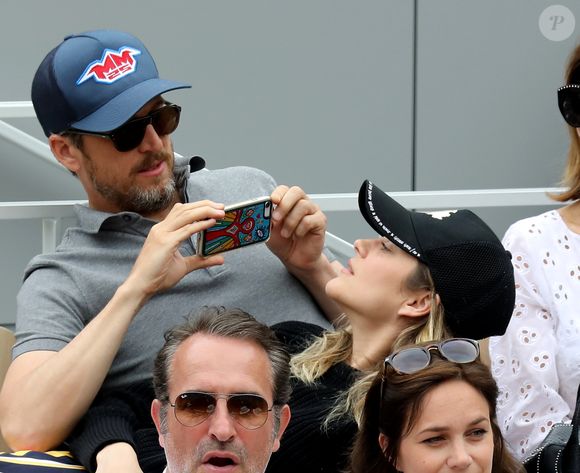 Actuellement à l'abri des regards dans la ville Lotoise, le couple serait en pleine répétition pour les besoins du long-métrage qui devrait "débuter d'ici la fin du mois".

Marion Cotillard et son compagnon Guillaume Canet, Jean Dujardin et sa femme Nathalie Péchalat dans les tribunes lors de la finale messieurs des internationaux de France de tennis de Roland Garros 2019 à Paris le 9 juin 2019. © Jacovides-Moreau/Bestimage