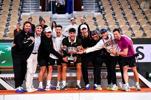 Carlos Alcaraz et son équipe et l'entraîneur Juan Carlos Ferrero après Roland Garros 2025 - Finale hommes à Roland Garros le 8 juin 2025 à Paris, France. Photo par Sandra Ruhaut/Icon Sport/ABACAPRESS.COM