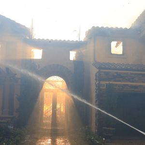 Un incendie de forêt, propagé par le vent, près de Laguna Niguel en Californie © Ruaridh Stewart/ZUMA Press Wire / Bestimage