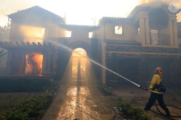 Un incendie de forêt, propagé par le vent, près de Laguna Niguel en Californie © Ruaridh Stewart/ZUMA Press Wire / Bestimage