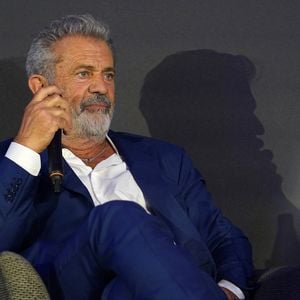 "Il l'aimait peut-être plus qu'elle ne l'aimait", a confié une source proche du dossier au "Daily Mail".
Mel Gibson à la rencontre de 750 de ses fans lors de l'événement "An Experience With" à Glasgow, le 29 mai 2022. Backgrid UK/ Bestimage