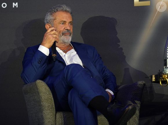 "Il l'aimait peut-être plus qu'elle ne l'aimait", a confié une source proche du dossier au "Daily Mail".
Mel Gibson à la rencontre de 750 de ses fans lors de l'événement "An Experience With" à Glasgow, le 29 mai 2022. Backgrid UK/ Bestimage