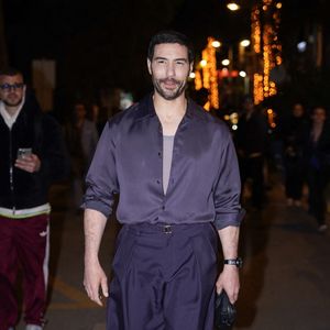 Cannes, FRANCE – L’acteur français Tahar Rahim affiche une allure élégante dans une chemise en satin bleu glissée dans un pantalon ajusté, alors qu’il profite d’une sortie nocturne pendant le Festival de Cannes. Photo par Backgrid USA / Bestimage