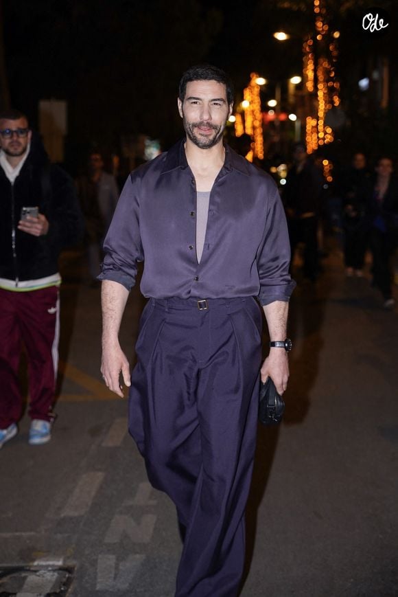 Cannes, FRANCE – L’acteur français Tahar Rahim affiche une allure élégante dans une chemise en satin bleu glissée dans un pantalon ajusté, alors qu’il profite d’une sortie nocturne pendant le Festival de Cannes. Photo par Backgrid USA / Bestimage