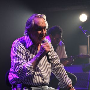 "J'avais une minerve, je pesais à peu près trente kilos (...) je ne pouvais pas m'occuper des enfants qui venaient me voir", se souvenait-il dans La Nouvelle République en 2021.

Philippe Lavil - Philippe Lavil en concert au Café de la Danse à Paris le vendredi 29 mai 2026, dans le cadre de sa tournée "Sous le même soleil". © Philippe Baldini/Bestimage