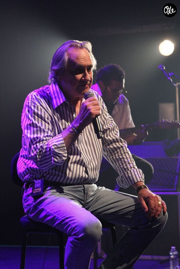 "J'avais une minerve, je pesais à peu près trente kilos (...) je ne pouvais pas m'occuper des enfants qui venaient me voir", se souvenait-il dans La Nouvelle République en 2021.

Philippe Lavil - Philippe Lavil en concert au Café de la Danse à Paris le vendredi 29 mai 2026, dans le cadre de sa tournée "Sous le même soleil". © Philippe Baldini/Bestimage