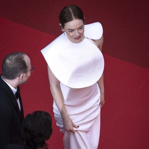 Vaillante, Emma Stonea d'abord essayé d'éloigner elle-même l'insecte, mais l'abeille semblait bien déterminée à rester près d'elle. 

Ari Aster, Emma Stone - Montée des marches du film « Eddington » lors du 78ème Festival International du Film de Cannes, au Palais des Festivals à Cannes. Le 16 mai 2025
© Olivier Borde / Bestimage