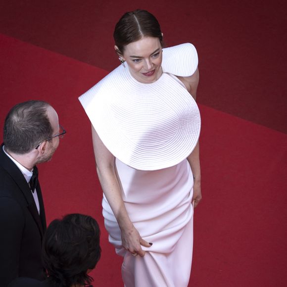 Vaillante, Emma Stonea d'abord essayé d'éloigner elle-même l'insecte, mais l'abeille semblait bien déterminée à rester près d'elle. 

Ari Aster, Emma Stone - Montée des marches du film « Eddington » lors du 78ème Festival International du Film de Cannes, au Palais des Festivals à Cannes. Le 16 mai 2025
© Olivier Borde / Bestimage