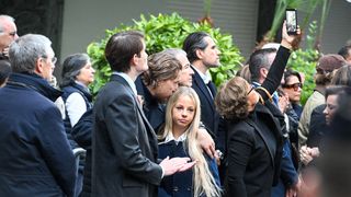 Quelques jours après ses 14 ans, Giulia Sarkozy dans les bras de son père au moment où il quitte la Villa Montmorency