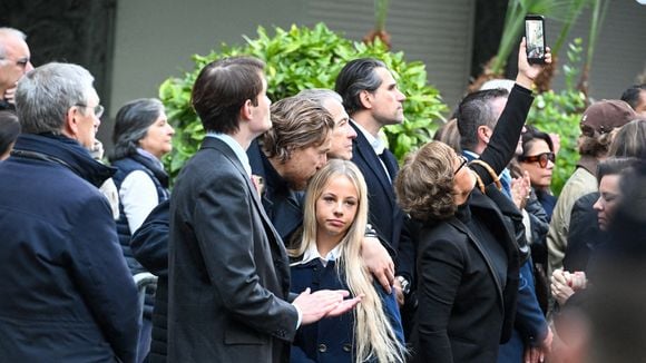 Quelques jours après ses 14 ans, Giulia Sarkozy dans les bras de son père au moment où il quitte la Villa Montmorency