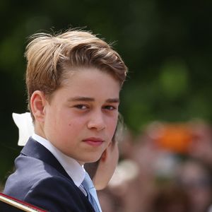 Pour marquer cette étape symbolique, le prince et la princesse de Galles ont dévoilé un nouveau cliché saisissant sur leur compte Instagram.

Prince George durant Trooping the Colour.

© Bestimage
