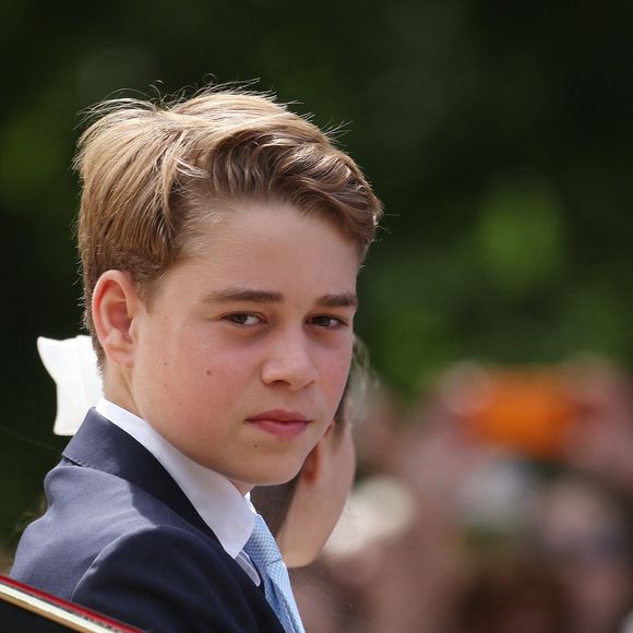 Pour marquer cette étape symbolique, le prince et la princesse de Galles ont dévoilé un nouveau cliché saisissant sur leur compte Instagram.

Prince George durant Trooping the Colour.

© Bestimage