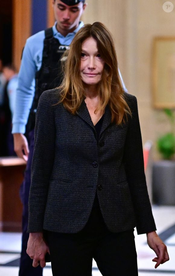 Carla Bruni est venue soutenir son mari Nicolas Sarkozy lors de son interrogatoire par la cour d'appel de Paris dans le cadre du procès du financement libyen de sa campagne de 2007.
Paris le 7 avril 2026
© Christian Liewig / Bestimage