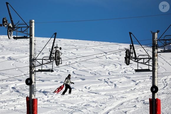 La jeune skieuse a été sacrée championne de France junior de slalom

Illustration de la station de ski Les Gets (Haute-Savoie) en période de Coronavirus (COVID-19) : les remontées mécaniques sont fermées. Seuls quelques courageux gravissent les pistes à pieds pour se faire une descente de poudreuse. Le 15 février 2021
© Stéphane Lemouton / Bestimage
