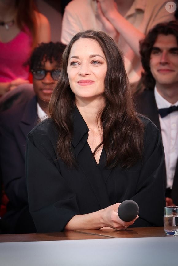 Elle reprend ensuite ses esprits et explique : "Sur un plateau, je suis une actrice face à un metteur en scène que j’admire (...) ça a peu d’importance qu’on soit un couple ou pas".

Marion Cotillard sur le plateau de l'émission "C à vous" lors du 79ème Festival International du Film de Cannes le 16 mai 2026. © Jack Tribeca/Bestimage