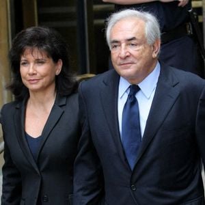 Anne Sinclair a ensuite été en couple avec Dominique Strauss-Khan...
Dominique Strauss-Kahn, l'ancien directeur du Fonds monétaire international, accompagné de sa femme Anne Sinclair, quitte le tribunal pénal de Manhattan le 6 juin 2011 à New York City, NY, USA. Photo par Monika Graff/UPI/ABACAPRESS.COM