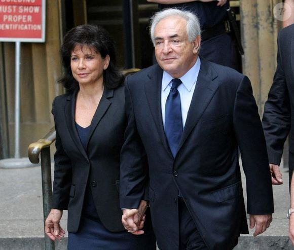 Anne Sinclair a ensuite été en couple avec Dominique Strauss-Khan...

Dominique Strauss-Kahn, l'ancien directeur du Fonds monétaire international, accompagné de sa femme Anne Sinclair, quitte le tribunal pénal de Manhattan le 6 juin 2011 à New York City, NY, USA.  Photo par Monika Graff/UPI/ABACAPRESS.COM