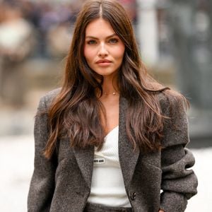 Rappelons qu'ENALYHT est la marque de soins capillaires ultra-premium de Thylane Blondeau. Celle qui s'est récemment fiancée à son compagnon de longue date a misé sur une gamme 100 % vegan, naturelle et sans cruauté animale pour avoir une crinière de rêve.
Thylane Blondeau aux arrivées du défilé Miu Miu Collection Femme Prêt-à-Porter Printemps/Eté 2026 lors de la Fashion Week de Paris (PFW), au Conseil Économique, social et environnemental, Palais d'lena, à Paris, France, le 6 octobre 2025. Pierre Perusseau/Bestimage