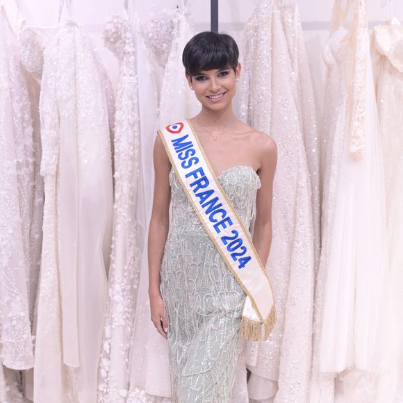 Exclusif - Eve Gilles (Miss France 2024) - Défilé de mode "Sima Couture" à Enghien le 5 novembre 2024. © Rachid Bellak/Bestimage