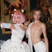 Arielle Dombasle et son filleul Billy, le fils de Julie Depardieu et Philippe Katerine, s’éclatent sur le défilé Marie Beltrami