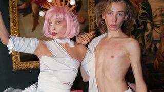 Arielle Dombasle et son filleul Billy, le fils de Julie Depardieu et Philippe Katerine, s’éclatent sur le défilé Marie Beltrami