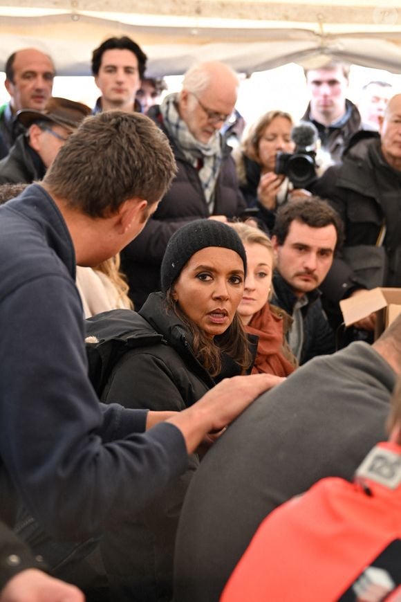 Comme elle l'avait annoncé la semaine dernière, l'animatrice de l'émission "L'amour est dans le pré", Karine Le Marchand, a amené près de 200 croissants aux agriculteurs sur un barrage sur l'autoroute A4 aux portes de Paris, pour leur affirmer son soutien. Le 29 janvier 2024
© Pierre Perusseau - Jeremy Melloul / Bestimage