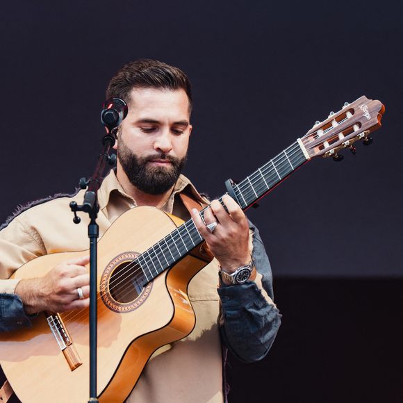 A cette occasion, il a donné une interview à "La Tribune du dimanche". L'occasion pour lui de se confier sur ses difficultés passées pour lire et écrire, 

Kendji Girac - Les artistes sur la scène du V and B Fest' à Château-Gontier sur Mayenne le 21 août 2025 

© Alexandre Fumeron / Afterdepth / Bestimage