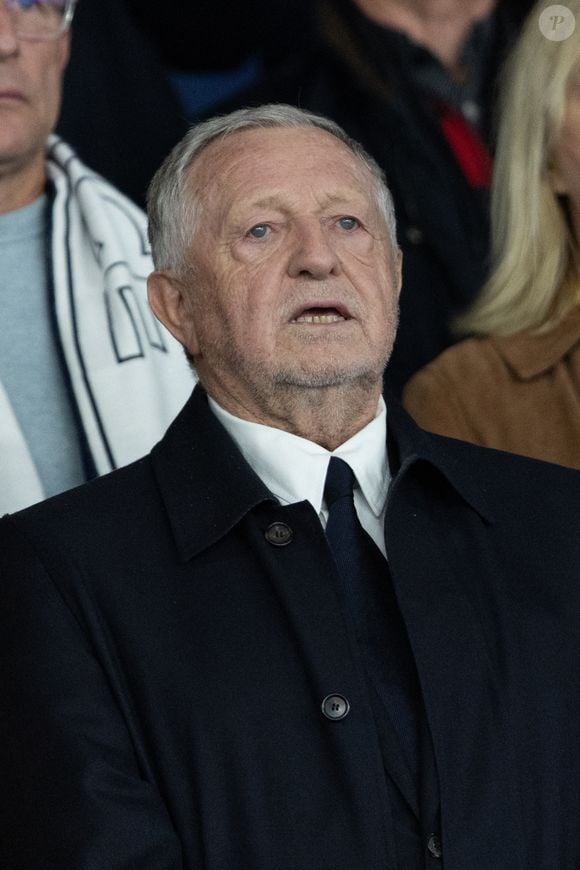 Jean Michel Aulas dans les tribunes du match de football de qualification pour la coupe du monde 2026 opposant la France à Azerbaïdjan (3-0) au Parc des Princes à Paris, France, le 10 octobre 2025. © Cyril Moreau/Bestimage