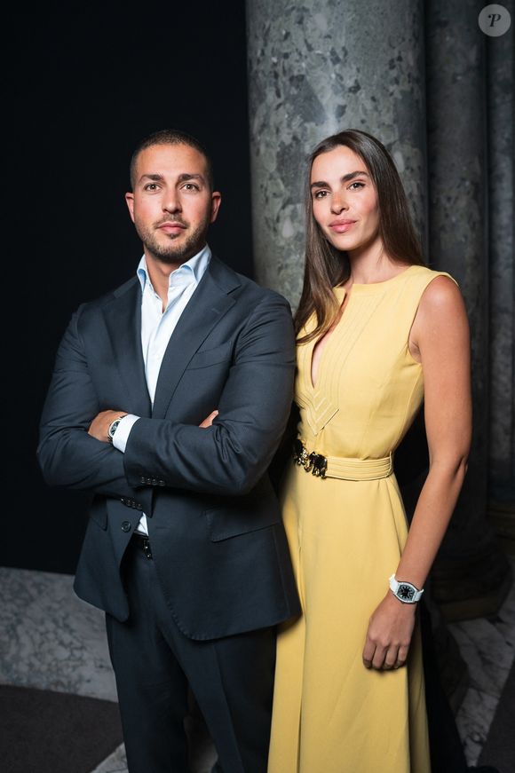"Nous voulions créer quelque chose de radieux et d'un glamour assumé, explique-t-elle, à propos de cette robe imaginée, elle aussi, sous la supervision étroite de son beau-père. Ce look a été conçu pour incarner l'audace et la féminité dans un équilibre parfait, puissant et gracieux à la fois."

Celio Saab et sa compagne au défilé Elie Saab Haute Couture Automne/Hiver 2025/2026, à Paris, le 9 juillet 2025. Backgrid USA / Bestimage