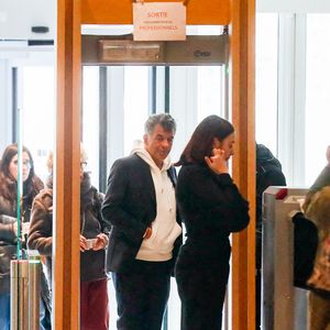 Stéphane Plaza arrive pour le verdict de son procès pour violences sur deux anciennes compagnes, à Paris, France, le 18 février 2025. L'agent immobilier de 54 ans est jugé pour "violences physiques et/ou psychologiques habituelles par concubin" entre 2018 et 2022 sur une ancienne compagne, Amandine, ainsi que pour "violences psychologiques habituelles par concubin" sur Paola, entre 2021 et 2022. Stéphane Plaza reconnu coupable de "violences habituelles par concubin" et condamné à 12 mois de prison avec sursis. © Chrstophe Clovis/Bestimage