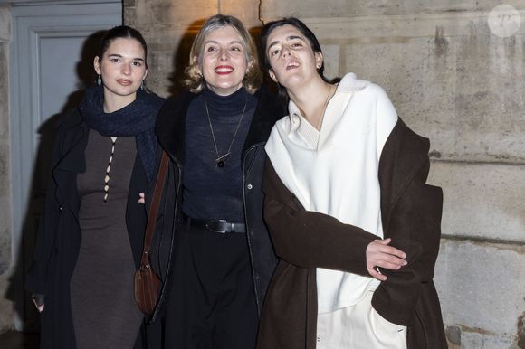 Rebecca Elkaim, Valerie Donzelli, Gabriel Donzelli lors du Photocall du Défilé de mode Jacquemus Collection Hommes Automne Hiver Printemps-Été dans le cadre de la Fashion Week de Paris, France, le 25 janvier 2026.
 
© Olivier Borde / Bestimage
