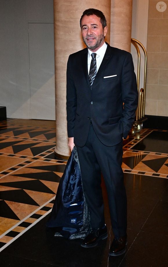 Bernard Montiel au dîner annuel du CCAF (Conseil de coordination des associations arméniennes de France) à l'hôtel du collectionneur à Paris le 11 mars 2025
Comme chaque année, la onzième édition du désormais fameux dîner du CCAF a fait salle comble. 450 personnes se sont retrouvées dans les salons de l'hôtel du collectionneur, à Paris. Lors du cocktail, plusieurs personnalités politiques ont eu l'occasion de s'entretenir avec les invités.
Comme de coutume, un certain nombre de figures intellectuelles étaient également au dîner.
C'est Nelson Monfort qui a présenté la soirée en rappelant que la soirée est l'occasion de nous retrouver et de réaffirmer les liens profonds qui unissent la France et l'Arménie, liens tissés par l'histoire, la culture et des valeurs communes.
Cette soirée incarne à la fois un hommage solennel et un appel à l'action. Hommage envers celles et ceux qui oeuvrent sans relâche pour la cause arménienne; mais appel à la communauté internationale pour qu'elle s'engage résolument pour la justice et la paix.

© Christian Liewig / Bestimage