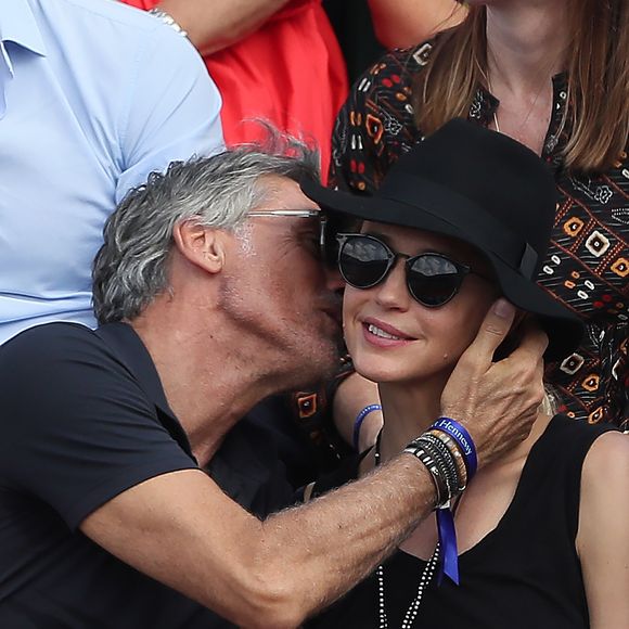 Hélène de Fougerolles et son ex-compagnon Marc Simoncini - People dans les tribunes des Internationaux de France de Tennis de Roland Garros à Paris. Le 8 juin 2018
© Cyril Moreau / Bestimage