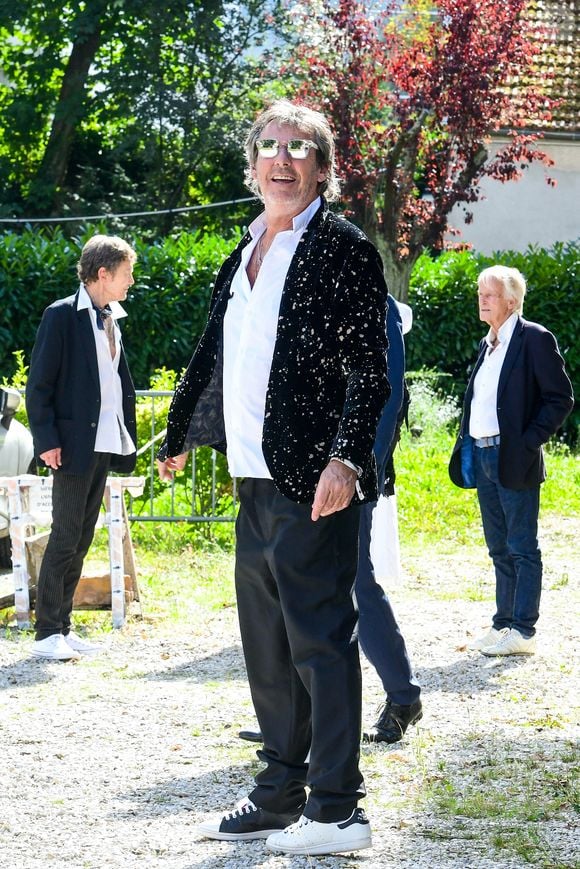 Semi-exclusif - Jean-Luc Reichmann, Dave et son compagnon Patrick Loiseau - Mariage d'Hugues Aufray et de Murielle Mégevand à l’église Saint-Vigor de Marly-Le Roy, France, le 2 septembre 2023.