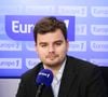 Gauthier Le Bret profite de la pause estivale pour s'offrir quelques jours de vacances en famille.

Gauthier Le Bret sur le plateau de l'émission "On marche sur la tête" en direct sur Europe 1 le 29 janvier 2025.

© Jack Tribeca / Bestimage
