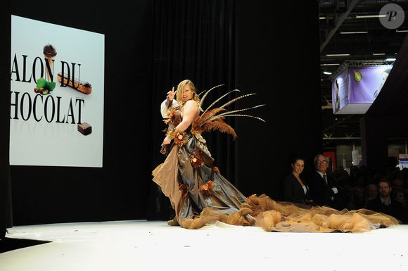 Juliette Katz présente une création en chocolat lors de la soirée d'ouverture du 17ème 'Salon du Chocolat' qui se tient à la Porte de Versailles à Paris, France, le 19 octobre 2011. Photo by Nicolas Briquet/ABACAPRESS.COM